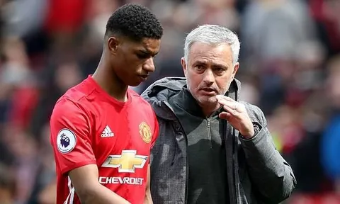 Ten Hag bỏ qua lời cảnh báo của Mourinho