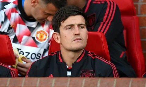 Ten Hag dùng Varane cảnh báo Maguire