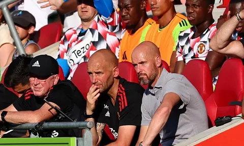 Ten Hag không hiểu Premier League?