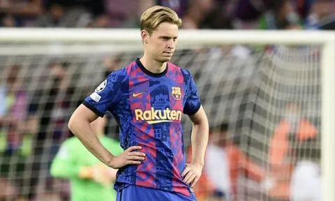 Ten Hag liên tục nói chuyện với De Jong