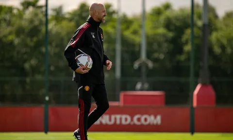 Ten Hag nắm chặt tay một cầu thủ M.U trên sân tập