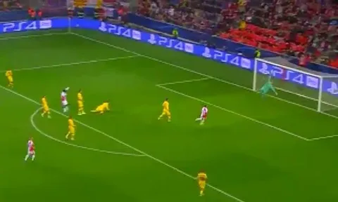 Hóa thân "người nhện", Ter Stegen tiếp tục làm nứt lòng fan Barca