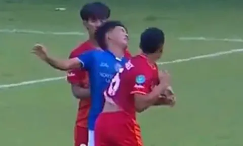 Cầu thủ Thái Lan đánh chỏ khiến đối thủ khâu 24 mũi