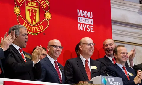 Thái tử Malaysia muốn mua cổ phần của Man Utd