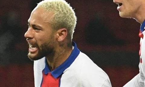 Thắng trận, Neymar dùng 1 từ mô tả Man Utd