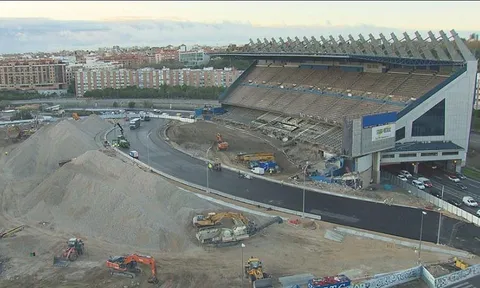Thánh địa Vicente Calderon của Atletico Madrid giờ hoang tàn, đổ nát