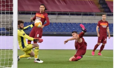 "Thật nực cười từ Man Utd"