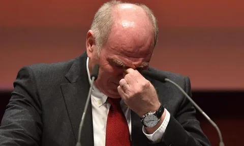 Thấy gì từ việc chủ tịch Hoeness chia tay Bayern?