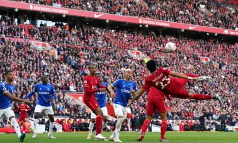 Thay người như thần, Liverpool phả hơi nóng sát gáy Man City