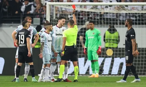 Thầy trò Moyes cùng nhận thẻ đỏ, West Ham dừng chân ở Europa League