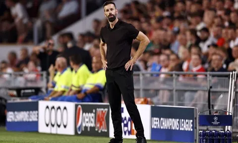 Thầy trò Van Nistelrooy mất vé Champions League vì sai lầm hàng thủ
