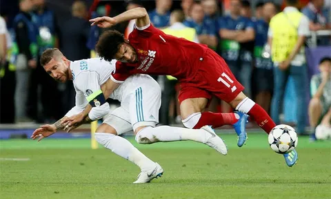 Thay Van Dijk, huyền thoại ủng hộ Liverpool chiêu mộ “kẻ bẻ vai Salah”