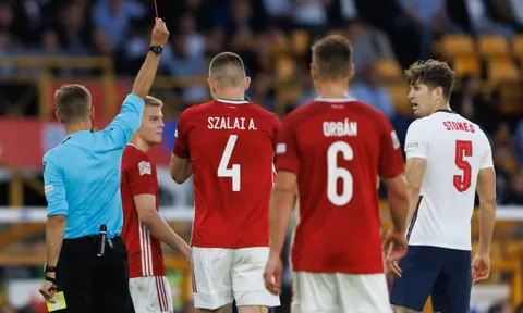 Thẻ đỏ kỳ dị của John Stones