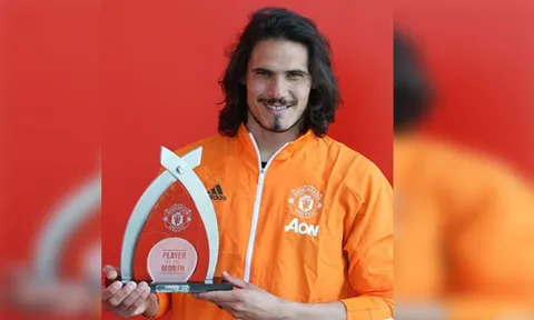 Thi đấu ấn tượng, Cavani lần đầu tiên được Man Utd tri ân