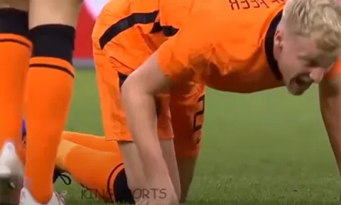 Thi đấu với đội tuyển, Van de Beek khiến fan M.U thót tim