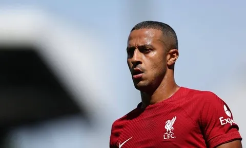 Thiago báo tin dữ cho Liverpool