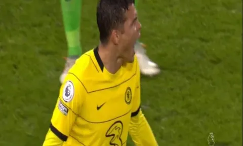 Thiago Silva nổi khùng; Marcos Alonso bất lực