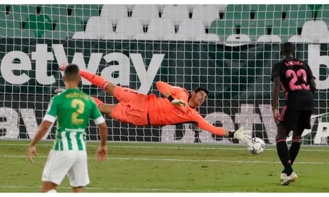 Thibaut Courtois giờ quá đặc biệt với Zinedine Zidane