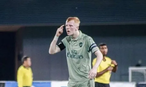 Thiếu người trầm trọng, Arsenal B cho trung vệ 17 tuổi vào bắt gôn