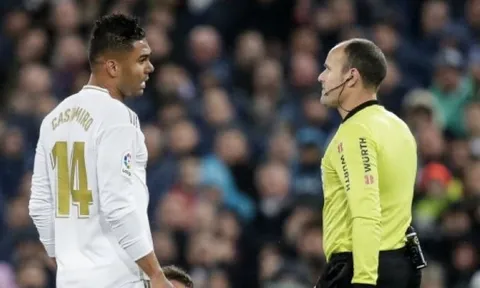 Thói quen tìm hiểu trọng tài của Casemiro