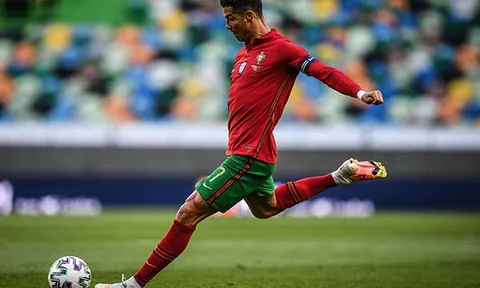 Thống kê kinh khủng của Ronaldo trên chấm đá phạt