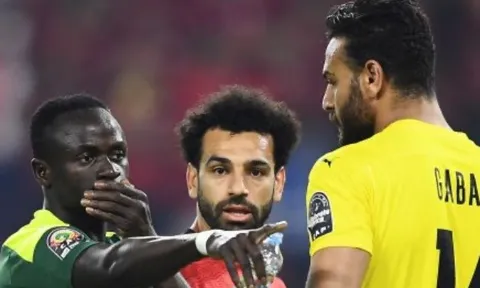 Mane nói thẳng hướng sút penalty, Salah lập tức đáp trả