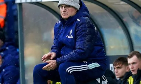 Thua 2-4, Bielsa nói điều Man United lặp lại