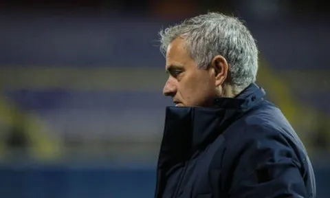 Thua rệu rã, Mourinho vào phòng thay đồ đối thủ làm ngay 1 điều