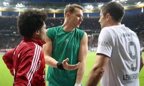 Thủng lưới 5 bàn, Lewandowski phản ứng khó tin với Neuer trên sân