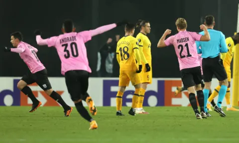 Đánh rơi chiến thắng phút bù giờ, Tottenham vẫn giành vé dự vòng 32 đội Europa League