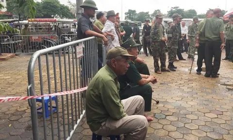 Thương binh xếp hàng lấy vé trận đấu giữa ĐT Việt Nam và ĐT Malaysia