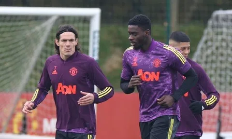Thuyết âm mưu sau màn 'lên đồng' của Tuanzebe trước PSG