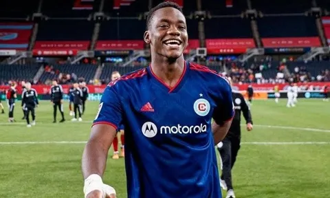 Tiền đạo 10 triệu bảng thu hút Chelsea, Liverpool