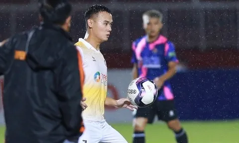 Tiền đạo Bình Định tái hiện pha bóng 'bàn tay của chúa'