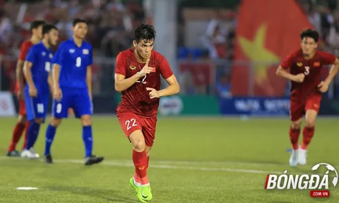 Tiến Linh có hành động đặc biệt với Quang Hải sau bàn thắng gỡ hoà 2-2