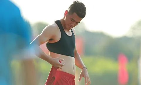Tiến Linh để lộ chấn thương khi thay áo tập
