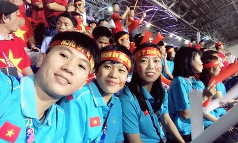 Tiếp lửa U22 Việt Nam, các cô gái vàng vẫn không quên 'thủ tục'