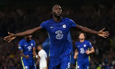 Tiếp tục dội bom, Lukaku được Patrice Evra tung lên mây
