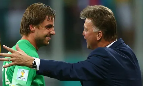 Van Gaal trừng phạt chuyên gia bắt phạt đền của tuyển Hà Lan