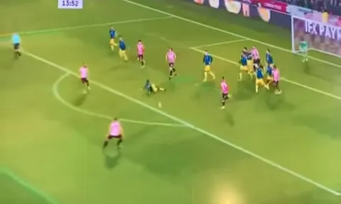 Tỏa sáng nhưng Fred không quên tấu hài trước Brentford