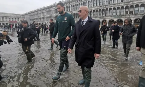 Toàn thắng tại vòng loại EURO, Italia có hành động khiến người hâm mộ ấm lòng