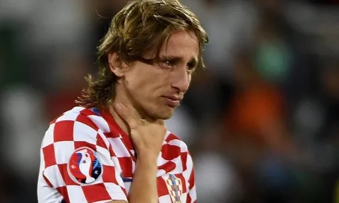 Toàn thể đồng đội vây quanh làm 1 điều, Modric rơi lệ