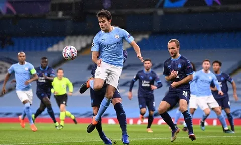 "Tôi may mắn hơn Pique vì đã chơi cho CLB xuất sắc nhất thành Manchester"