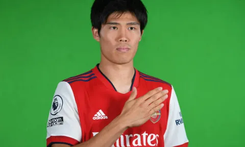 Tomiyasu đến Arsenal, sắm vai model bên 3 mẫu áo đấu 2021/22