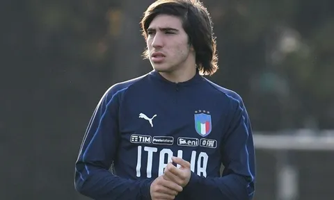 Đàn anh chấn thương, 'Pirlo 19 tuổi' được gọi lên tuyển