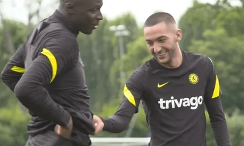 Vừa gặp lại, Ziyech bảo 1 sao Chelsea ăn nhiều quá