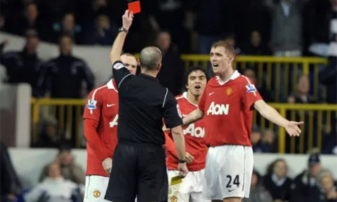 Top 10 cầu thủ nhận thẻ đỏ nhiều nhất lịch sử Man Utd: "Con quỷ" tuyến giữa vô đối