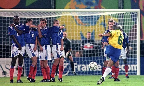 Top 10 hậu vệ ghi nhiều bàn thắng nhất thế kỷ 21: Roberto Carlos chào thua "hậu bối"