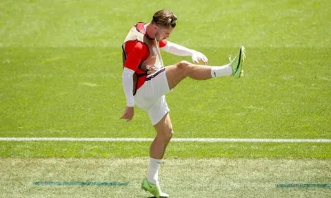 Grealish và Sancho mất hút, Fabregas gửi thông điệp quý báu