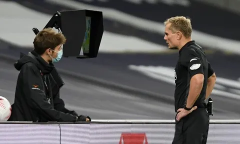 Tottenham giành 3 điểm, Mourinho vẫn cay cú trọng tài chính